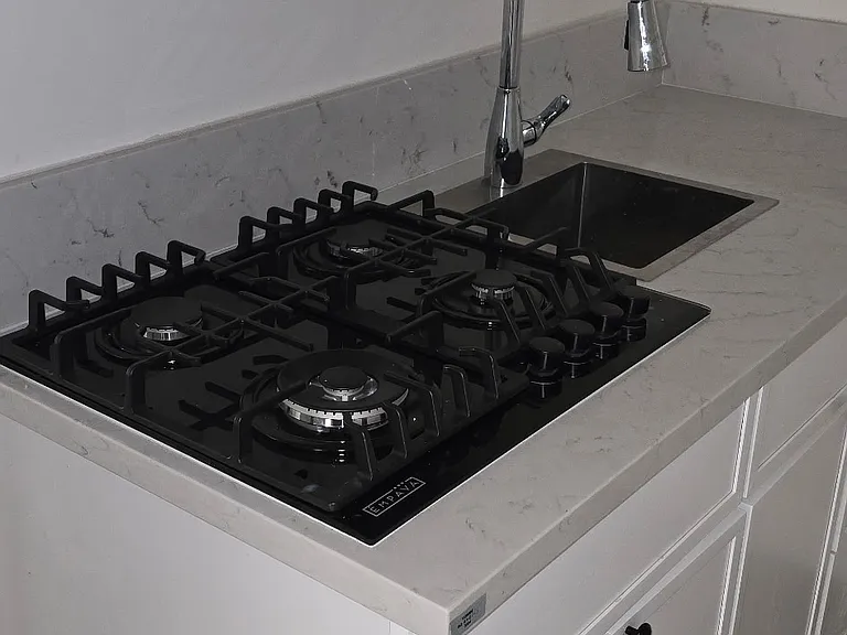 New stove top and sink/ Nueva estufita y lavabo