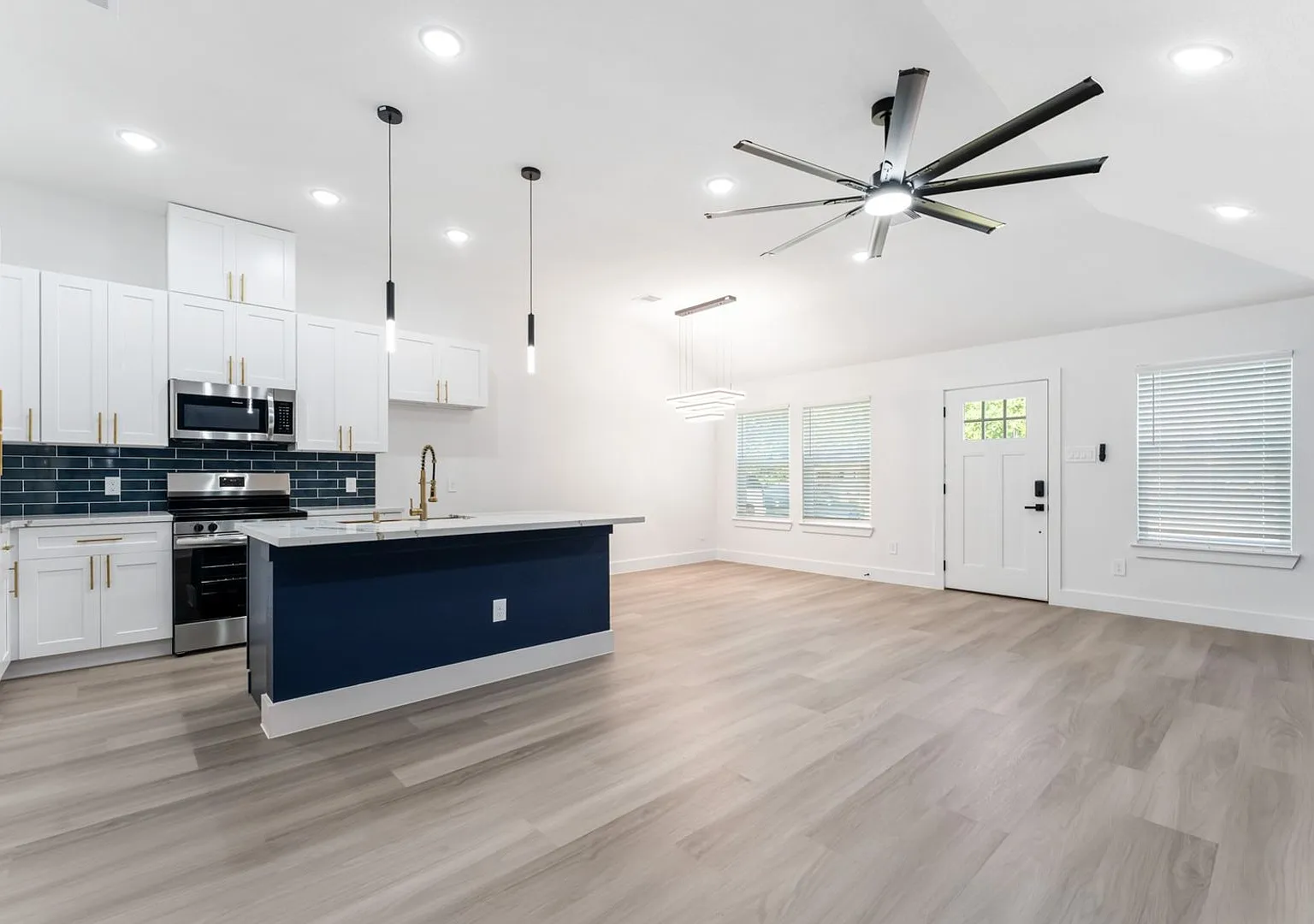 3 bed 2 bath Modern Home — Photo 4