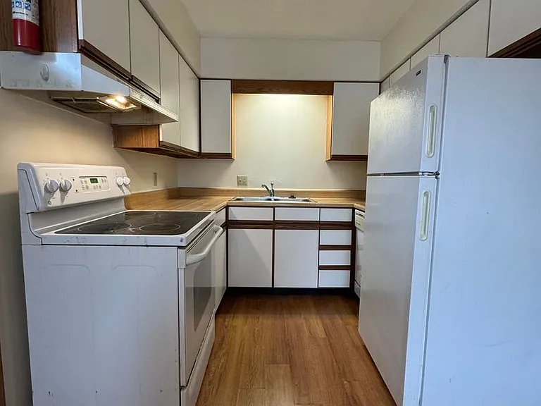 830 E College St — Photo 1