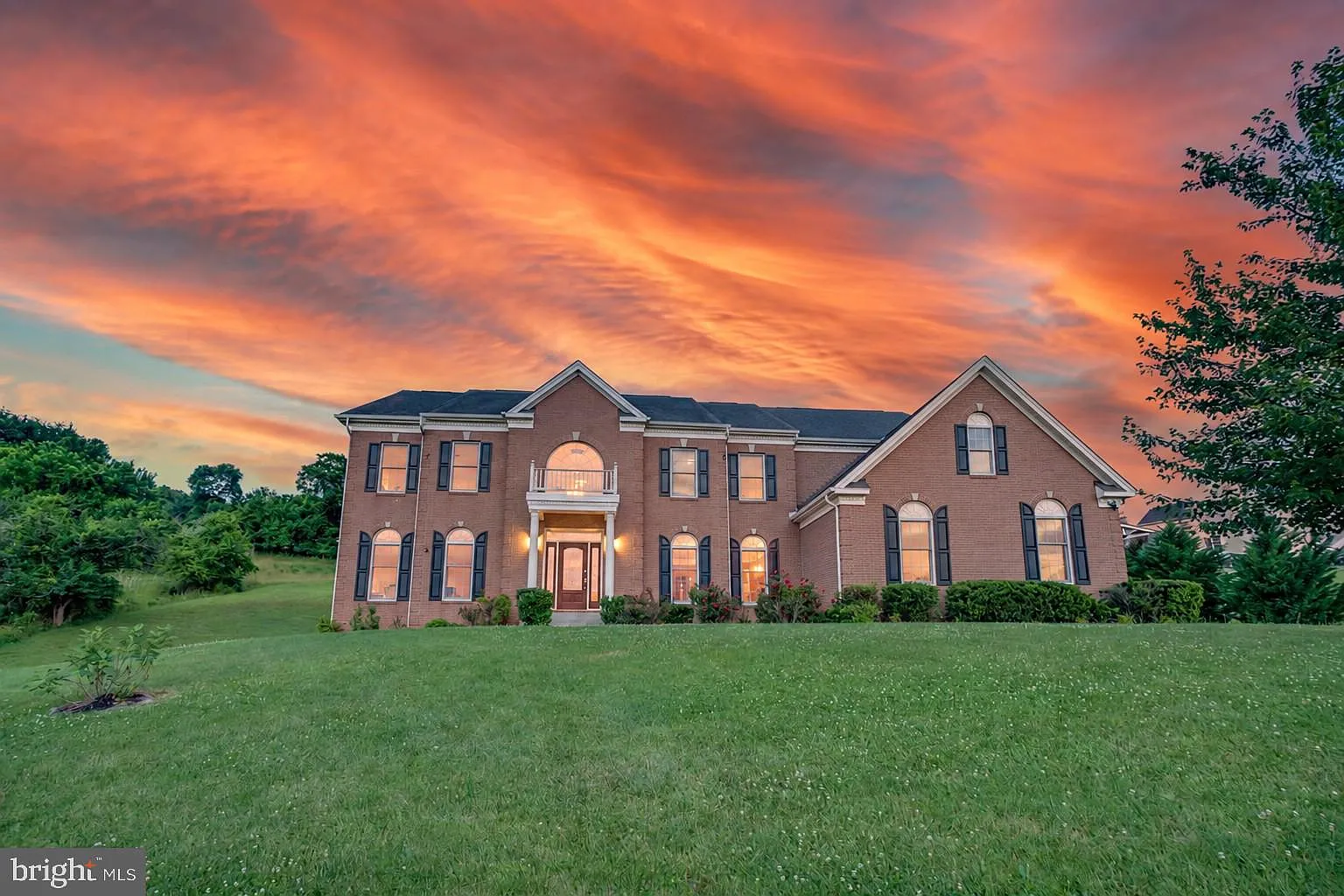 4 bed, 4.5 bath, 5139 sqft, $5,600 — Photo 1