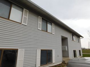 82 Northwood Dr APT 1, Hiawatha, IA 52233