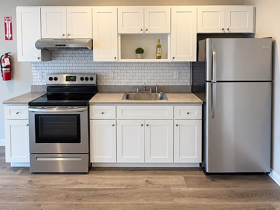 3rd image of 144 Fair St #2