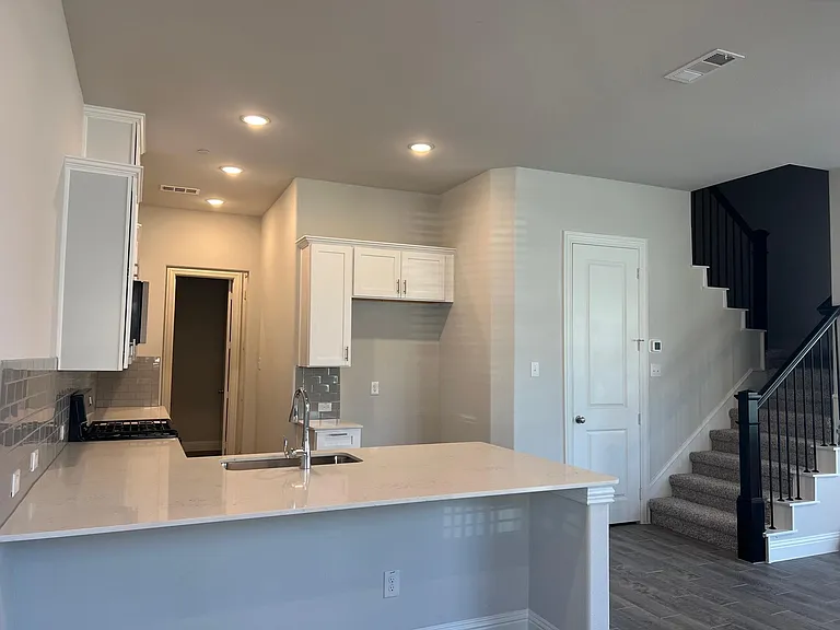 6106 Blythe Dr — Photo 3