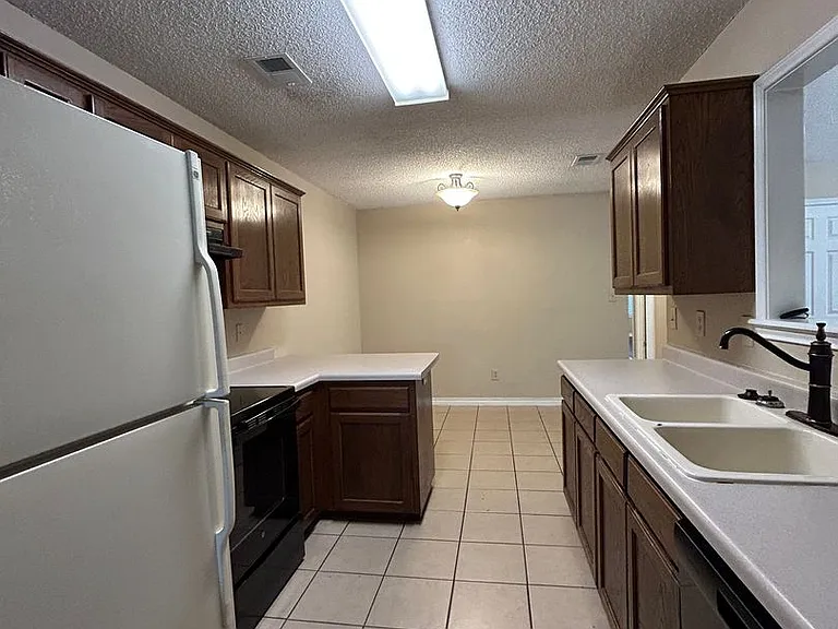 1642 W County Line Rd — Photo 12