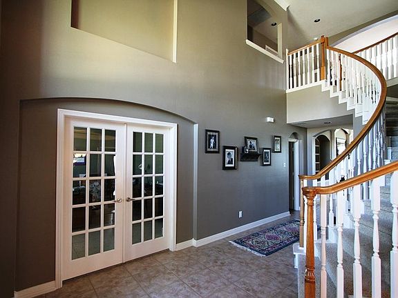  Office with French doors and ceramic tile entrance. Open, 2-story foyer. Double crown molding in entry and dining.  Low-E windows thru-out.