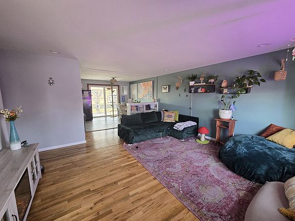 4th image of 965 Ash St