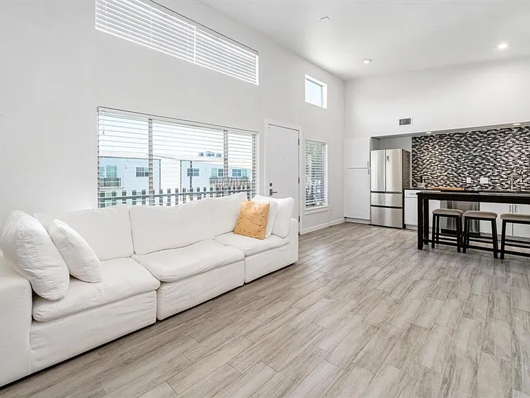 2200 Dickson Dr #218 — Photo 9