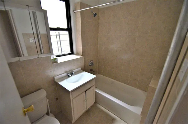 Rented by CITY SKYLINE REALTY INC | media 9