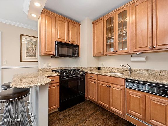 5th image of 200 E 61st St APT 19A