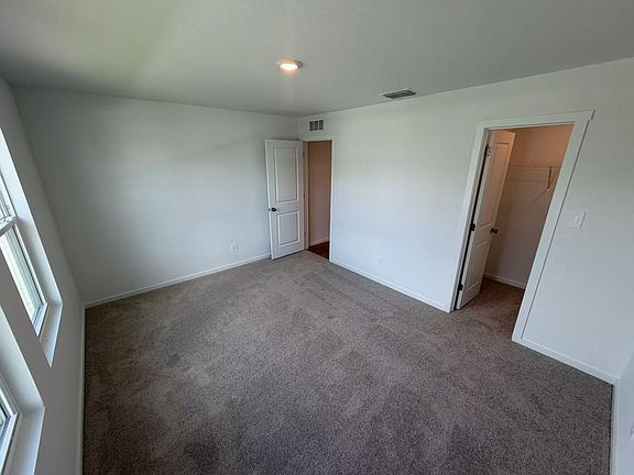 5th image of 681 Ruth Ave