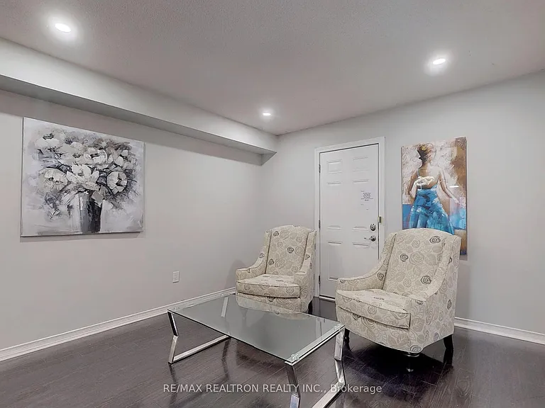 8 Estoril St #UPPER — Photo 5