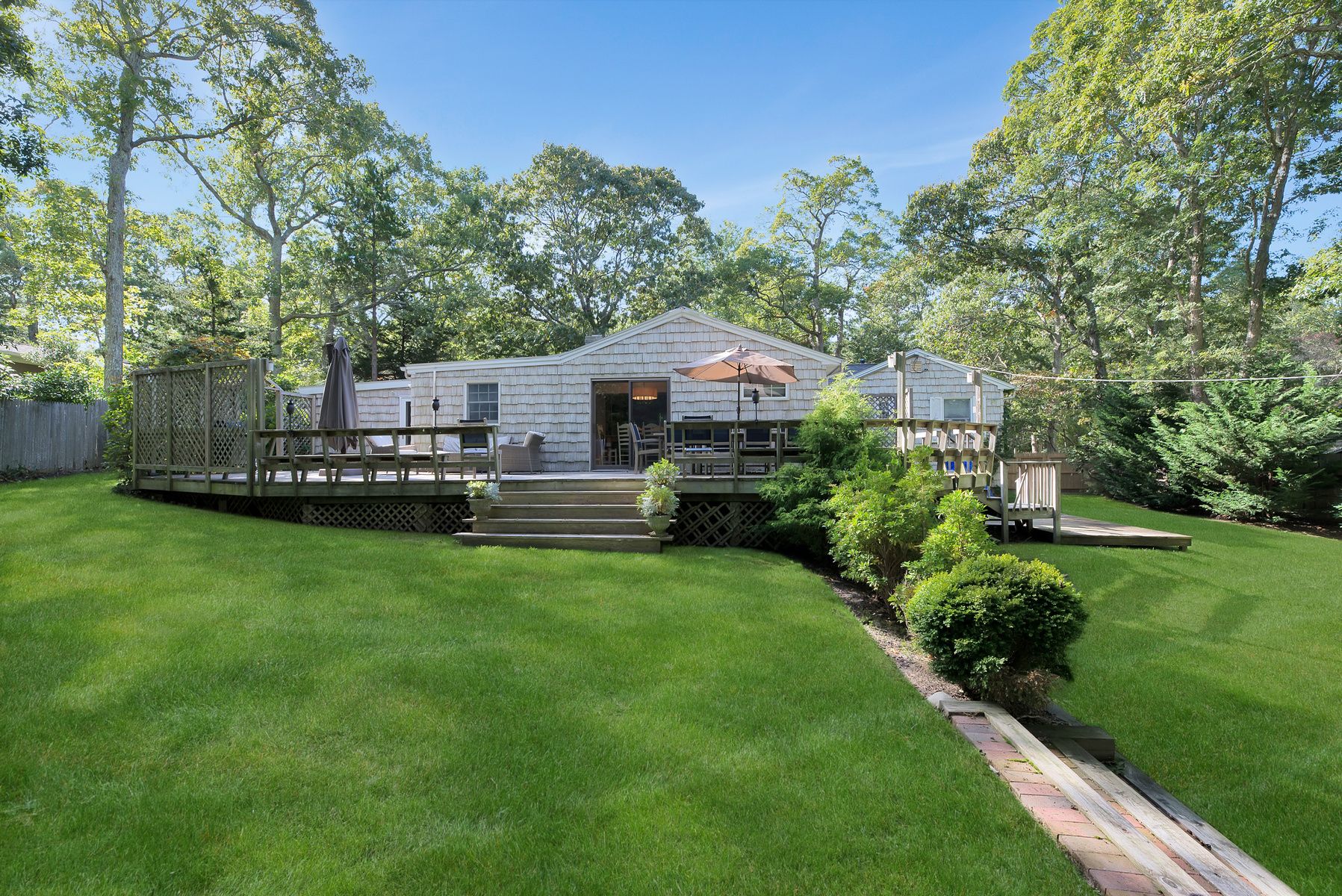 32 Bay View Rd in Southampton Out East