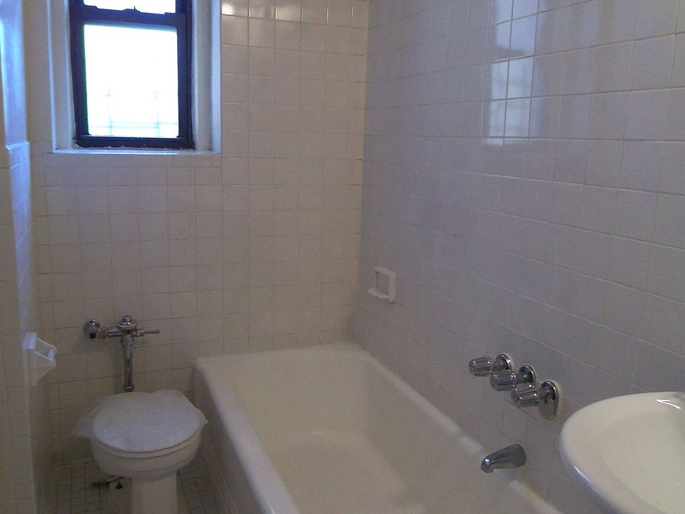 2nd image of 390 E 153rd St APT 1E