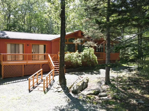 127 Fetlock Dr, Hawley, PA 18428