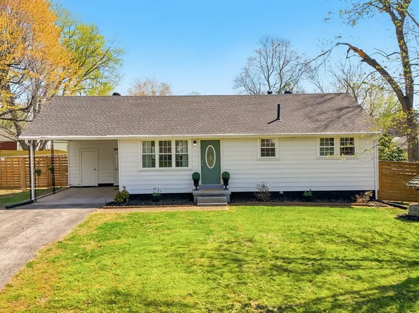 1012 N Charlotte St, Dickson, TN 37055