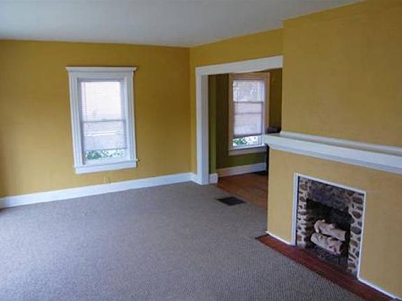 Living room w/ fireplace
