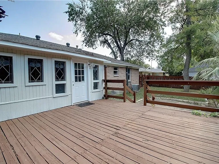 8115 Claremont Dr — Photo 18