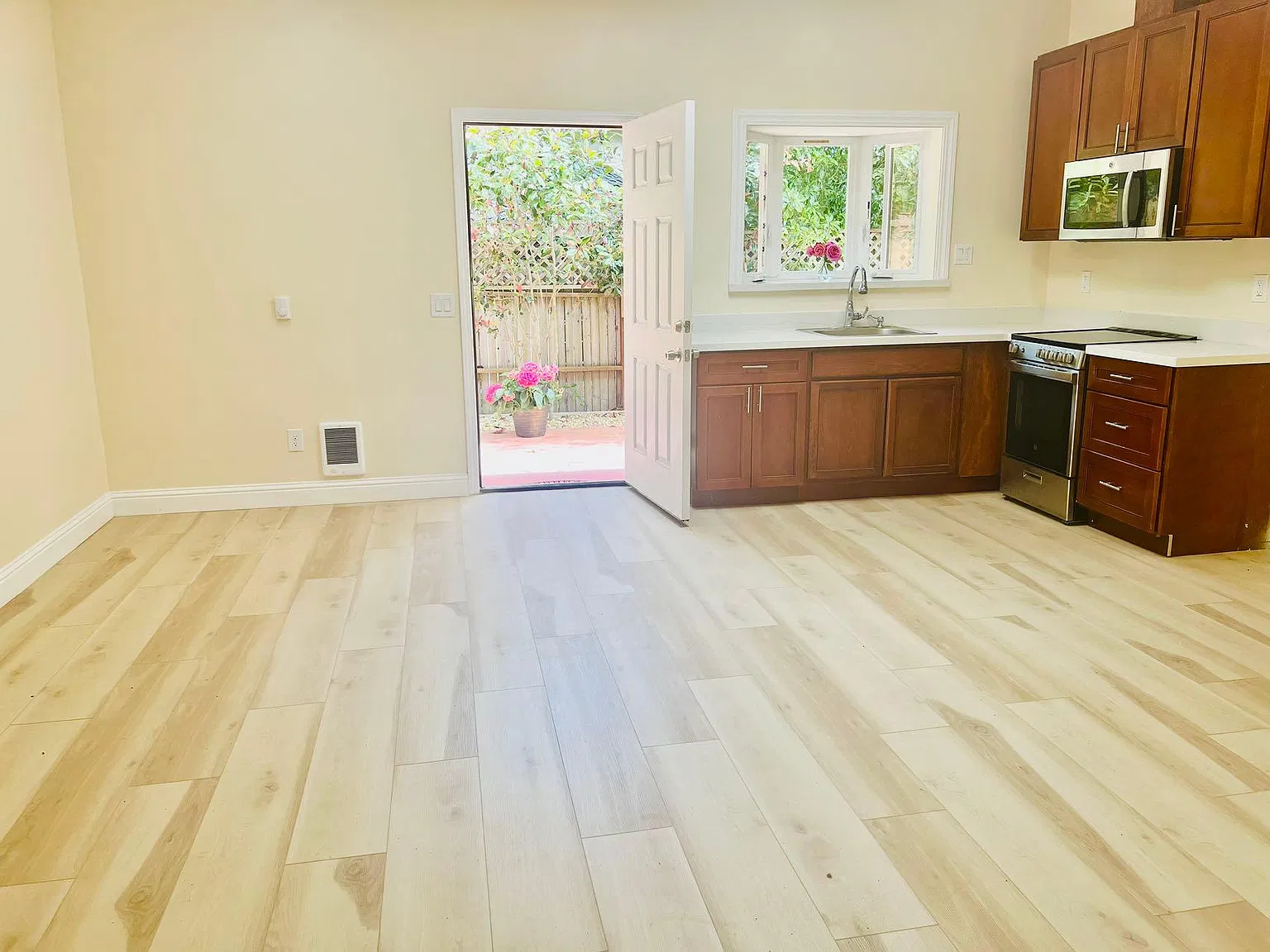 1 bed, 400 sqft, $2,185 — Photo 4
