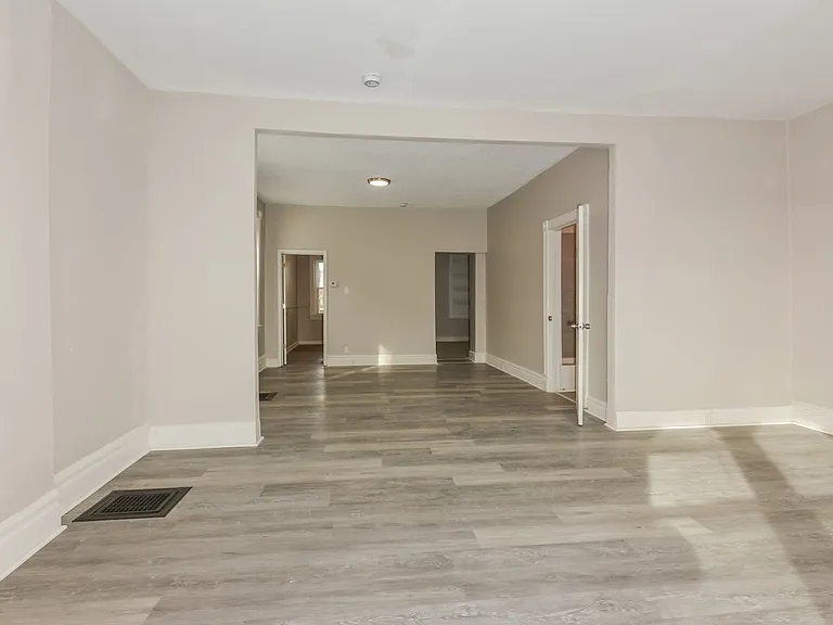 1348885_020_living_room_13448205.jpg