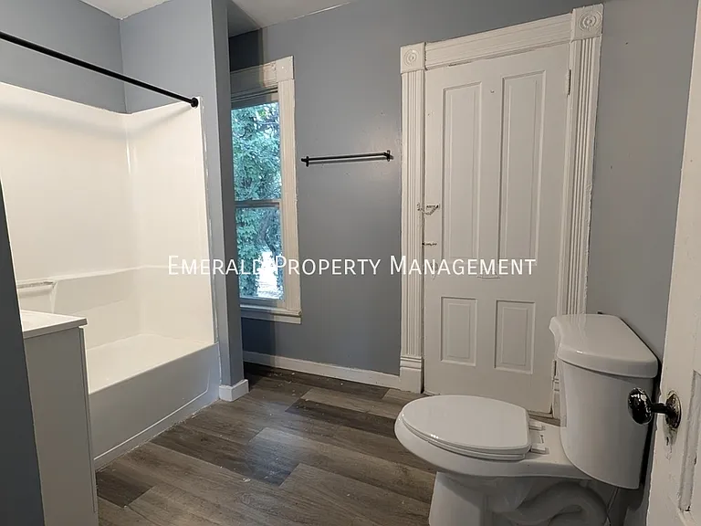 964 N Court St — Photo 13