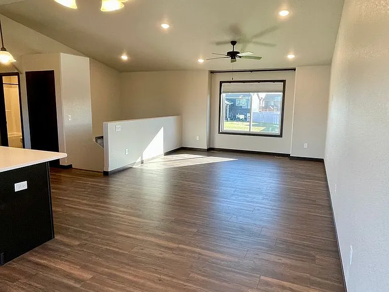 557 Mace Dr — Photo 5