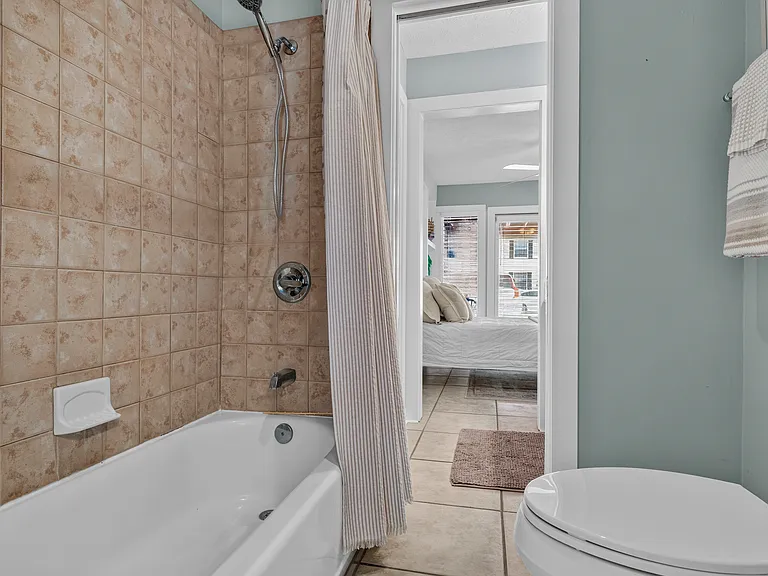 Tub/Shower in Jack and Jill