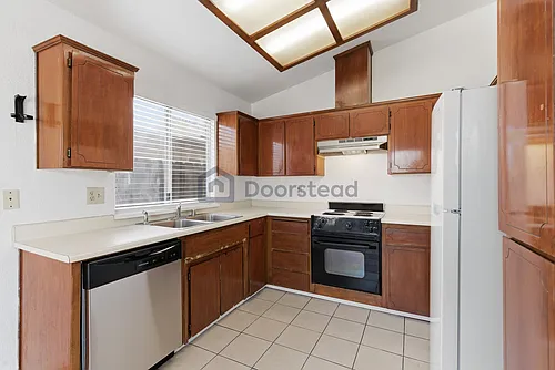 225 Hawthorne Dr Photo 1