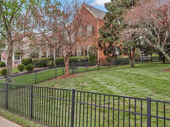 3rd image of 3044 Oxford Glen Dr