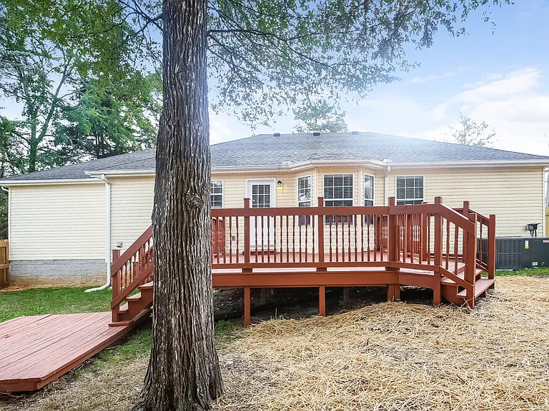 300 Southlake Dr — Photo 16