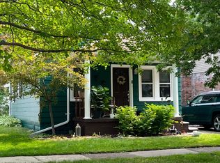 2030 Roslyn Rd, Grosse Pointe Woods, MI 48236