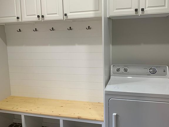 mud room / laundry area off kitchen
