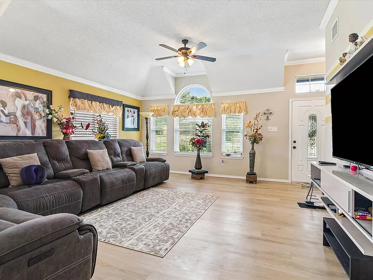 804 Clover Hill Ln — Photo 15