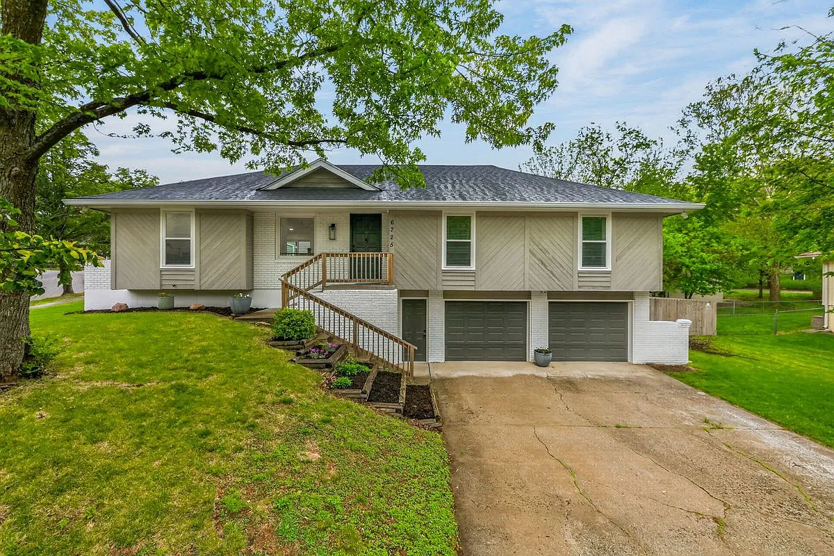 3 bed, 2.5 bath, 2026 sqft, $2,600 — Photo 1