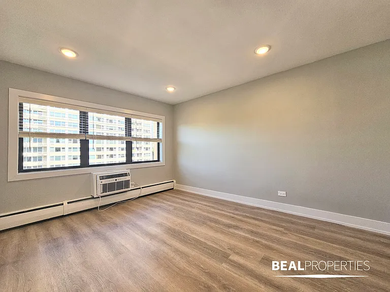 555 W Stratford Place — Photo 18
