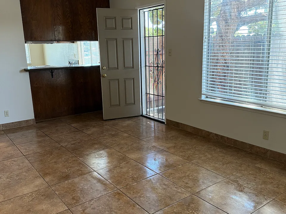 303 Lovell Way #1