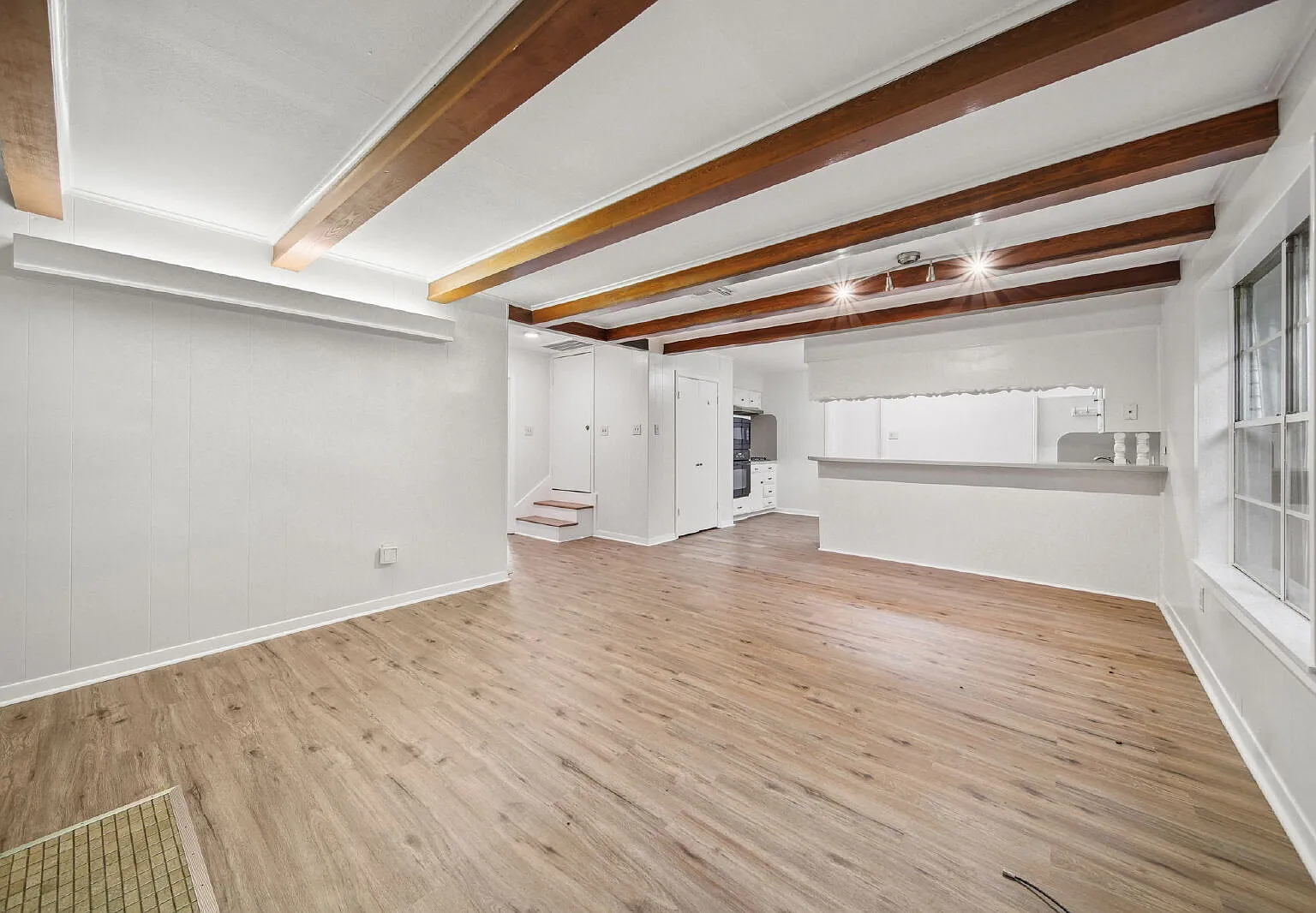 3 bed, 1.0 bath, 1850 sqft, $1,500 — Photo 2