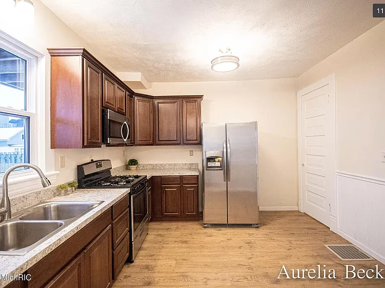420 Lincoln Ave NW — Photo 10