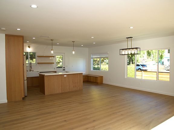 4th image of 3637 Ashwood Ave
