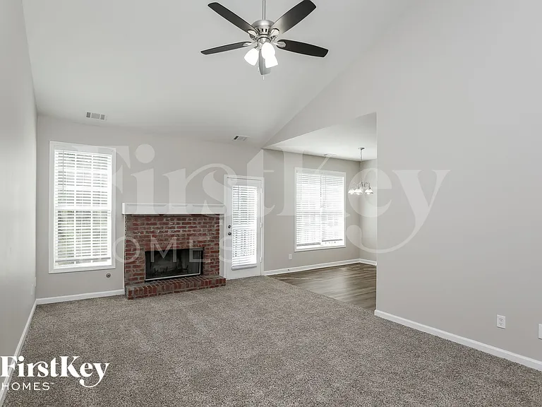 731 Mallard Dr — Photo 2