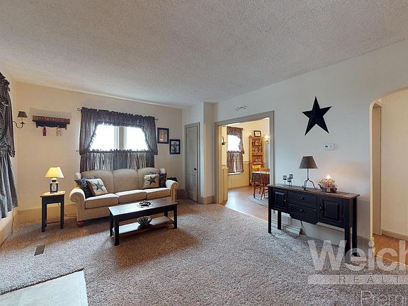 3rd image of 415 Curtin St S