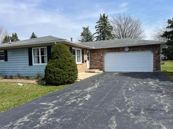 224 Palm Dr, Lena, IL 61048