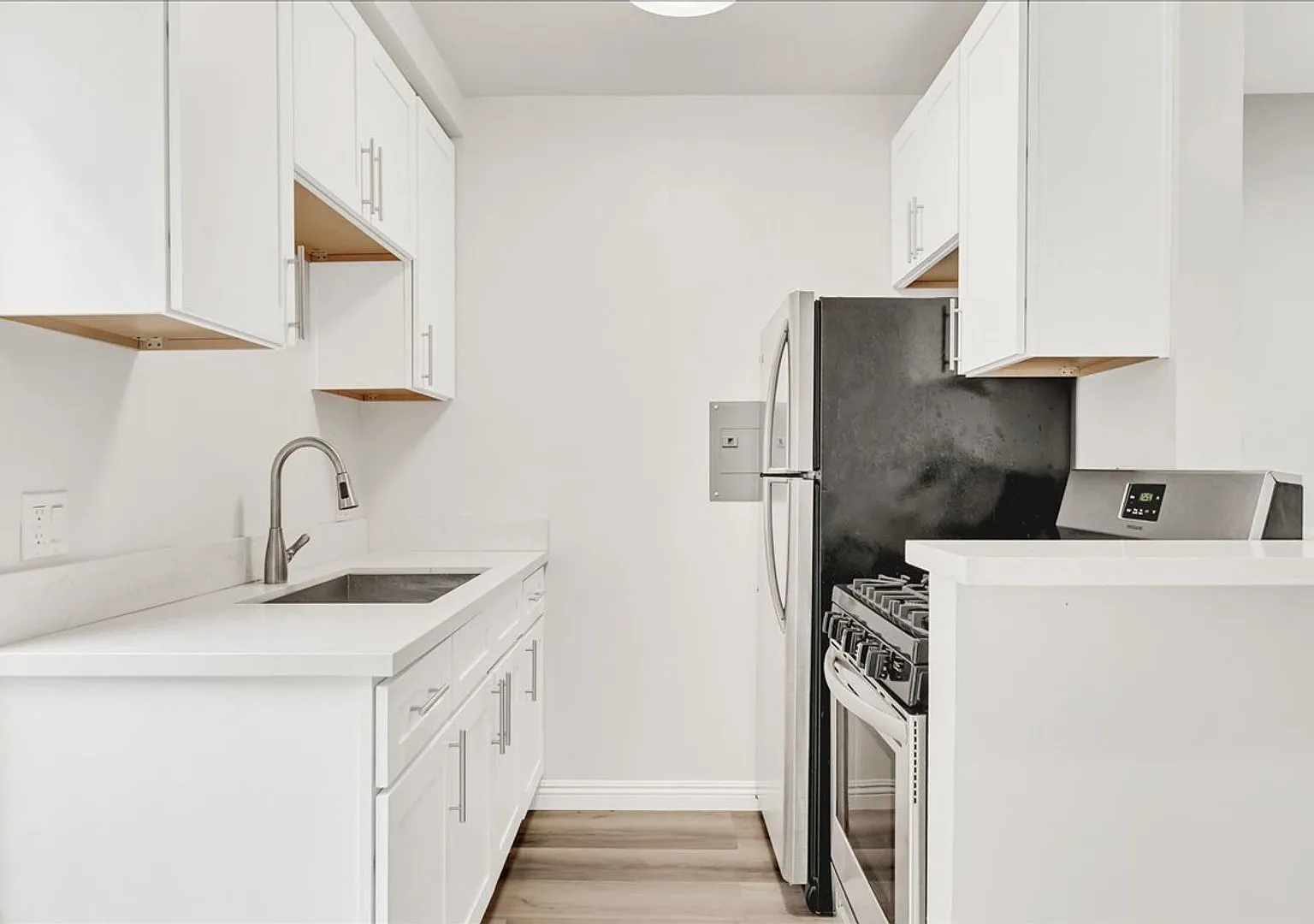 Beautiful Two Bedroom Apartment In The Heart of Mar Vista! — Photo 4