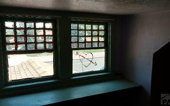 5th image of 319 E Orman Ave