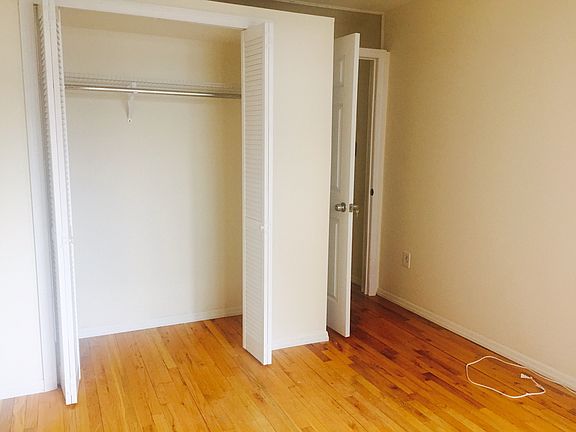 4th image of 2711 Newtown Ave #1
