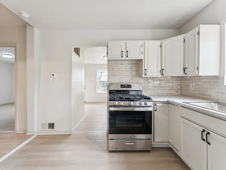 415 Simpson Ave — Photo 8