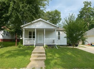 709 10th St, Charleston, IL 61920