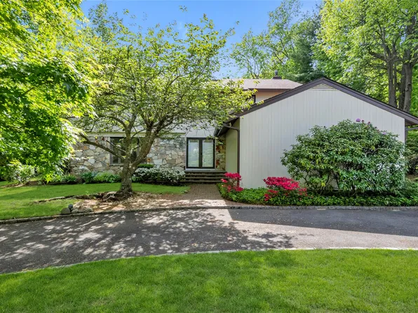 8 Bolton Drive, Manhasset, NY 11030