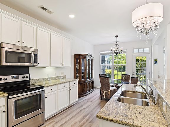 5th image of 1220 Circle Oaks Dr