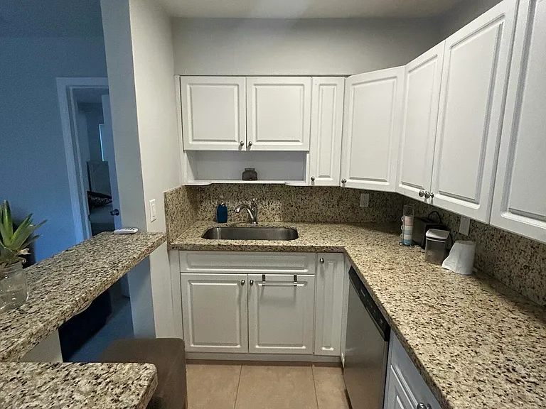 925 NE 17th Ave #5 — Photo 3