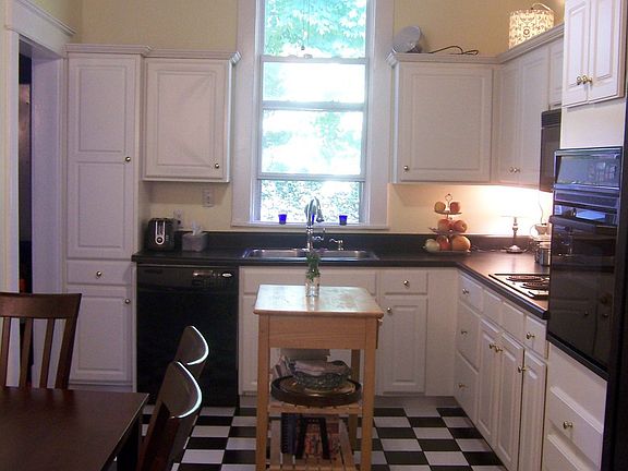 Super cute dine in kitchen.